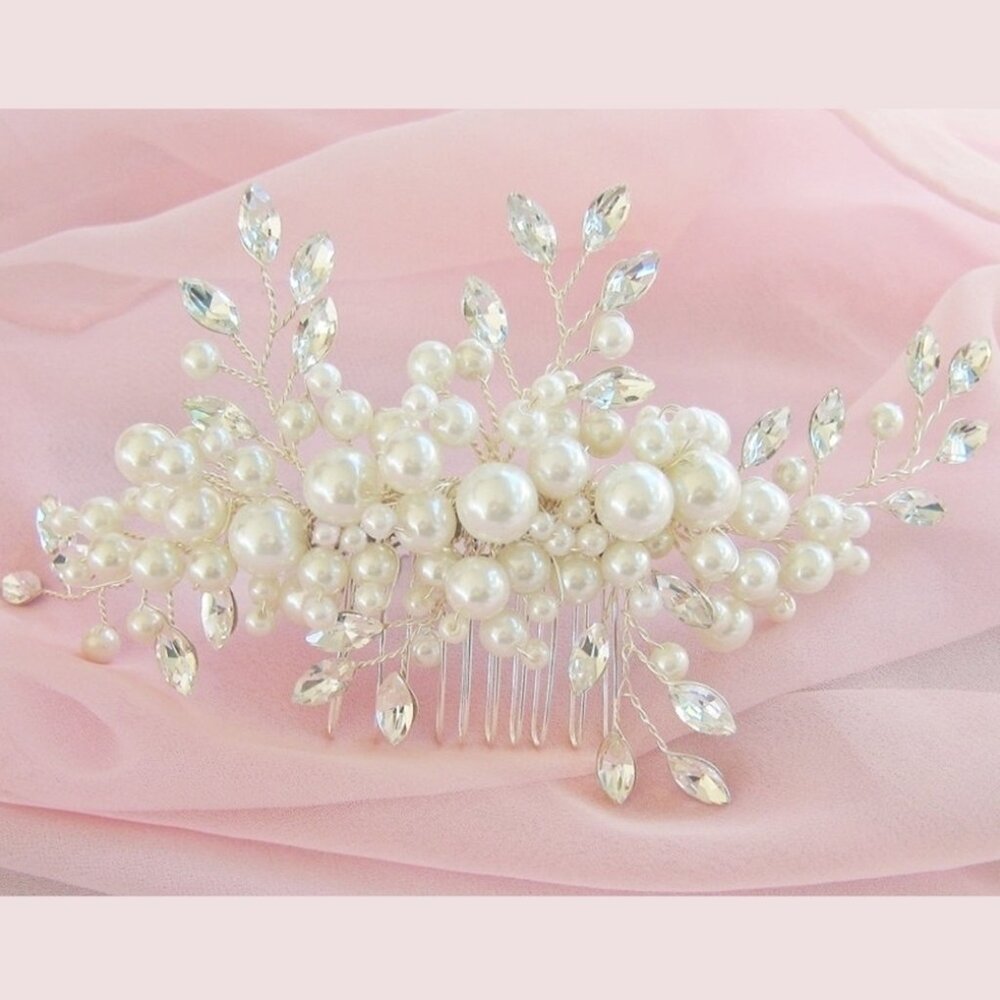 RHINESTONE AND PEARL HAIRCOMB